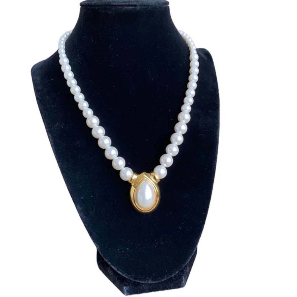 Vintage Napier Pearl chocker. Beautiful in excellent condition.